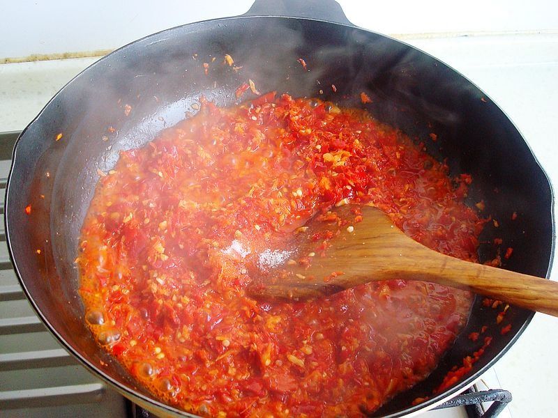 花生不要再煮着吃了,这样做能炒菜能拌面,比老干妈都好吃