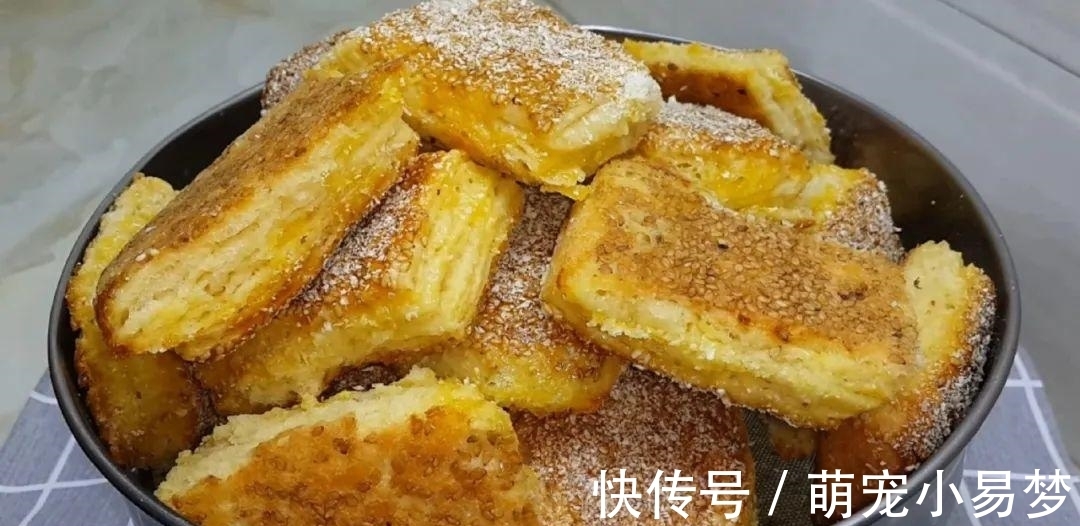 面粉这样做才好吃,撒2把芝麻,外皮焦脆又香甜,比面包烧饼好吃
