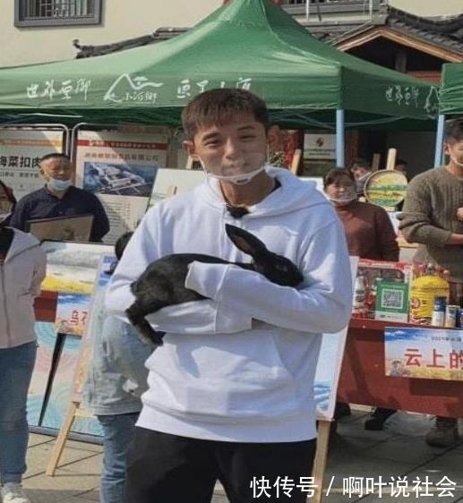 47歲汪涵在農(nóng)村開(kāi)小賣部,鬢角發(fā)白肚腩突出,好友蔡國(guó)慶來(lái)捧場(chǎng)