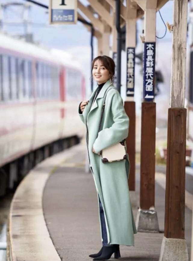 女人过了40岁，穿大衣避免“浅色”坑，这3种深色更显气质