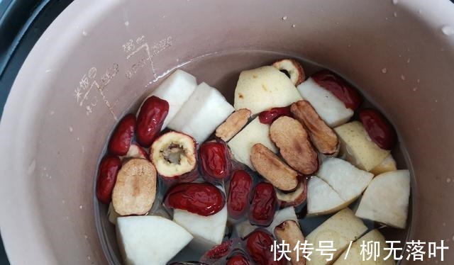 夏秋|夏秋交替,多忙都要常喝汤,雪梨和山楂搭配,润肺清燥又开胃!