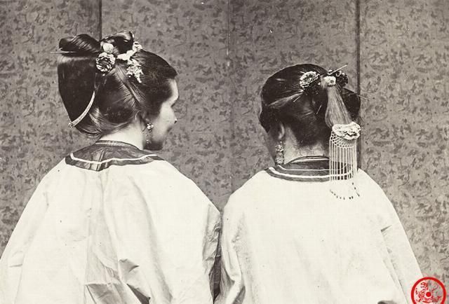 生活照|老照片清末人物生活照,女子展示发髻,幼儿园孩子学英语