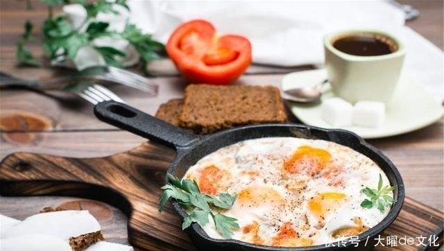 谨记|血脂超标的人,鸡蛋可以吃,但要少碰三物,谨记“四个一”