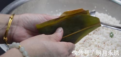 不会包粽子？小伙慢动作讲解，一卷一捏一盖，手法简单，一看就会
