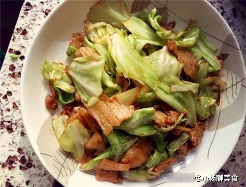 阿婆自制手撕包菜,不用放油,炒出来喷香,爽脆清甜还开胃