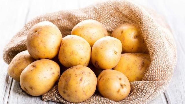 土豆去皮原来这么简单,现在才知道,教你一招,再也不用削皮了