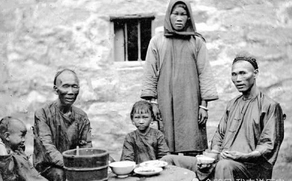 穷人|清朝最真实的生活场景,富人妻妾成群,穷人衣不蔽体