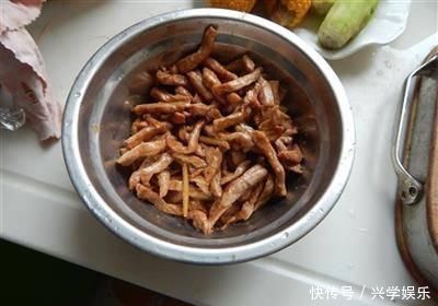 苦瓜炒肉丝是有诀窍的,这样炒苦瓜不苦,肉丝不柴,色泽翠绿好吃