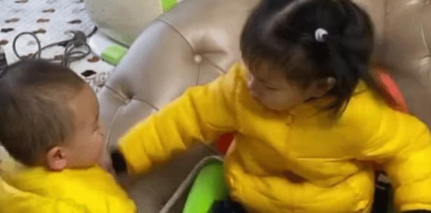 小怂怂|“小怂怂弟弟”在姐姐面前服软,打归打,闹归闹,姐弟情永不变!