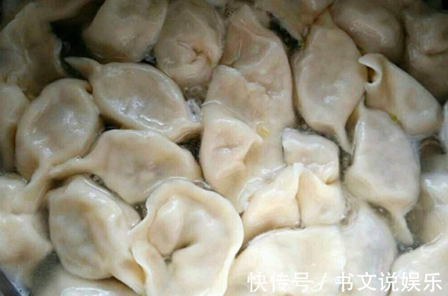 煮饺子时,别傻乎乎只用水,多加“三样”东西,饺子不粘锅不破皮