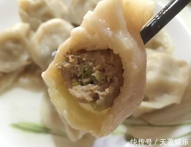 白菜饺子此样调馅太好吃了，做法简单，味道鲜美，好吃停不下来