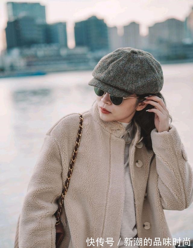 视觉效果 跟着时尚博主学穿搭,毛茸茸的卡其色外套配白裤,温柔简约又时尚!