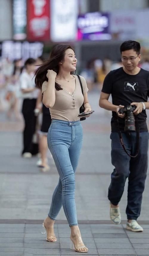 搭配|穿紧身牛仔裤，搭配高跟凉鞋，更显身姿曼妙！