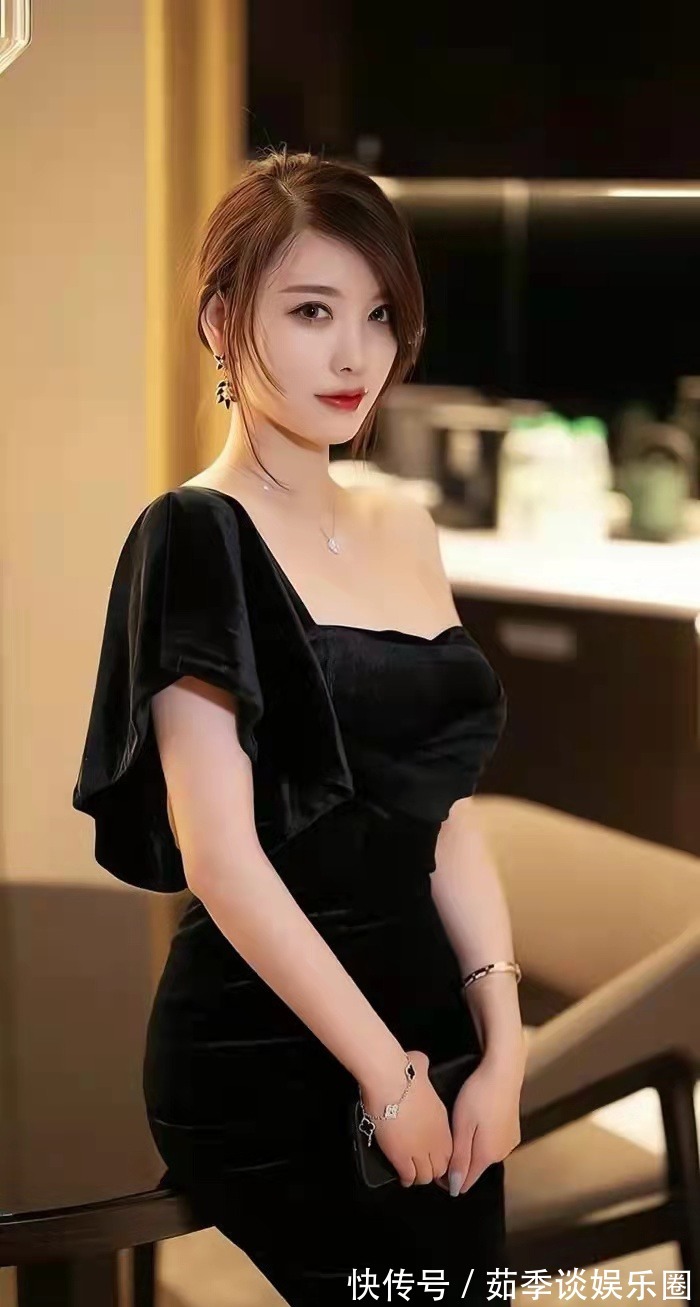 礼服裙|礼服裙搭配黑丝高跟鞋,撩人曲线抢镜又吸睛