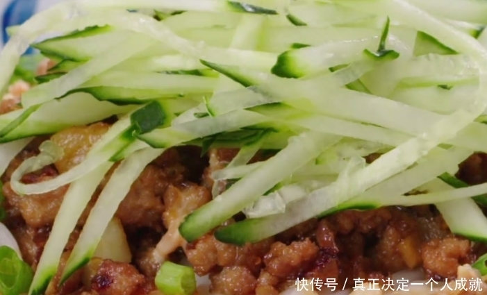 分享一款好吃的凉拌面,搭配两种美味酱料,鲜香解馋,家人都爱吃