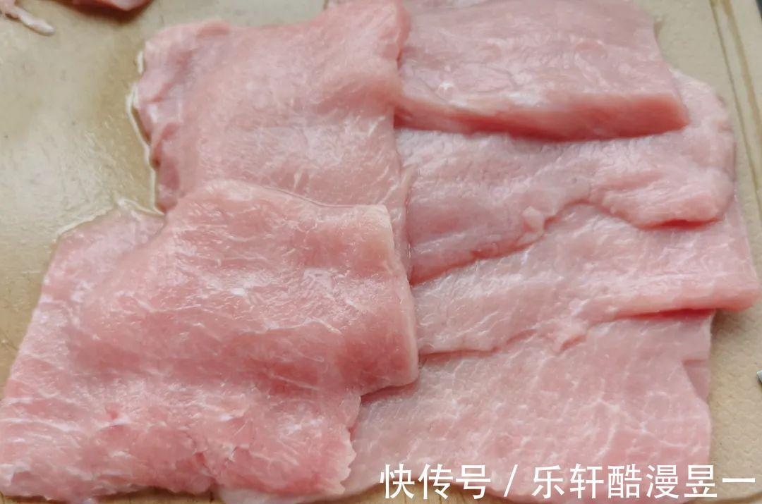 黑胡椒|【食物恋】今天教你炸猪排，外表酥脆内里鲜嫩，快来试试吧！