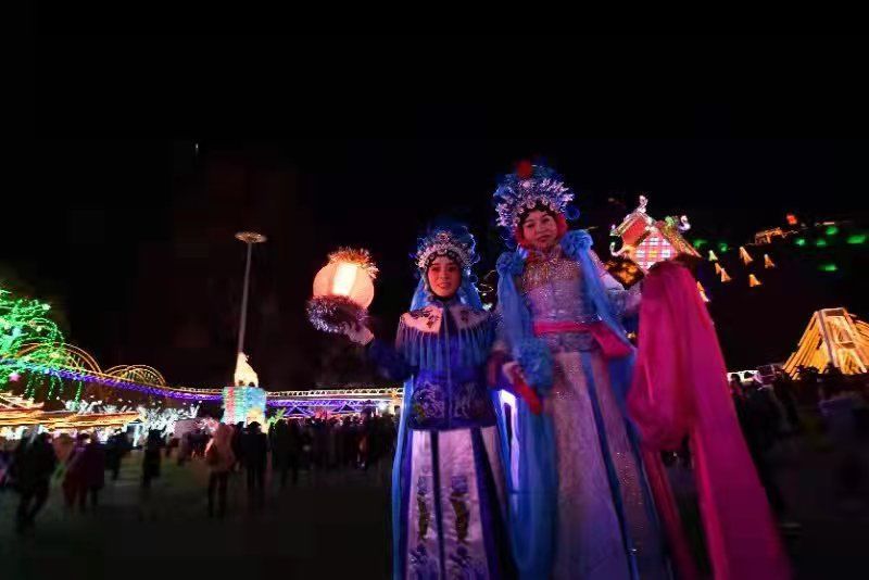 北京青年！赏灯戏雪过大年 数百冰灯点亮龙庆峡