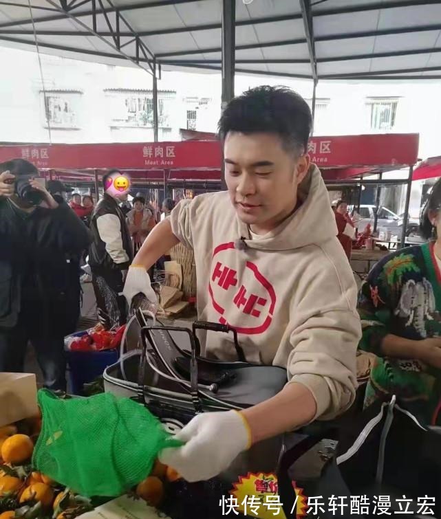 佟丽娅黄渤陈赫等菜市场录节目,丫丫化身“水果西施”真人超美