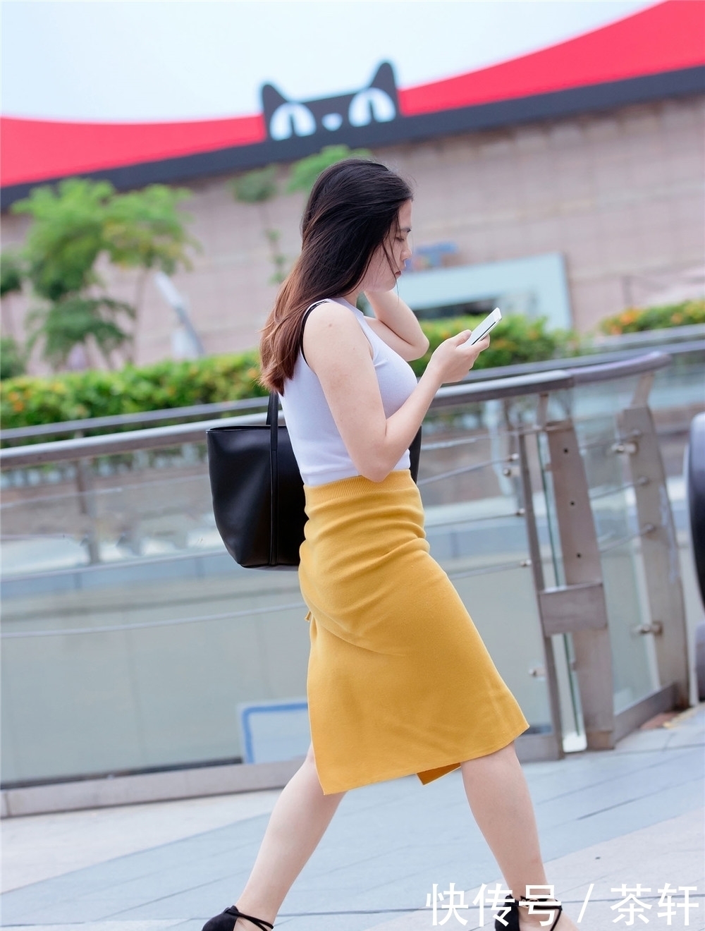 街拍性感大胆明艳的小姐姐,显得大大方方质感满满