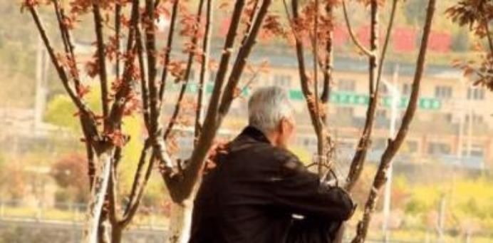 运动|105岁老人抽烟喝酒不运动,他说长寿做4件事,不做1件事