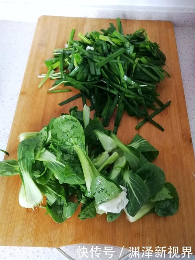 老婆|老婆偷懒没炒菜,十几样蔬菜一锅烩,丈夫孩子却说吃得太过瘾了