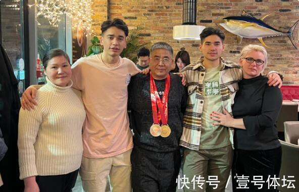 运动员|刘少林刘少昂!携2女友与中国品牌签约!网友反对并骂声一片