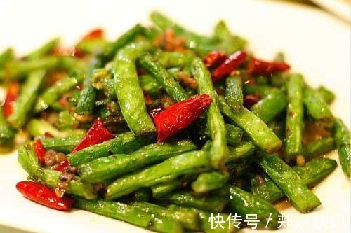 葱白|美食推荐小土豆焖排骨,海鲜蒸豆腐,贵妃鸡翅,四季豆的做法