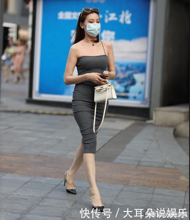亚麻布吊带裙真“亮眼”,搭配银色高跟鞋,乍一看以为是“贵妇”