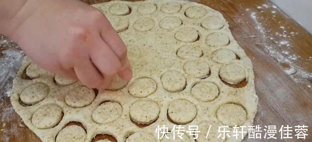 做法|小小芝麻发面饼的简单做法，半袋牛奶来帮忙，营养丰富吃不腻