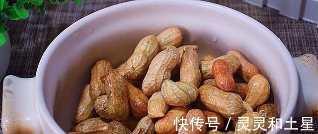 做水煮花生,只加盐是大错特错!多加这“4样”,花生更香更入味!