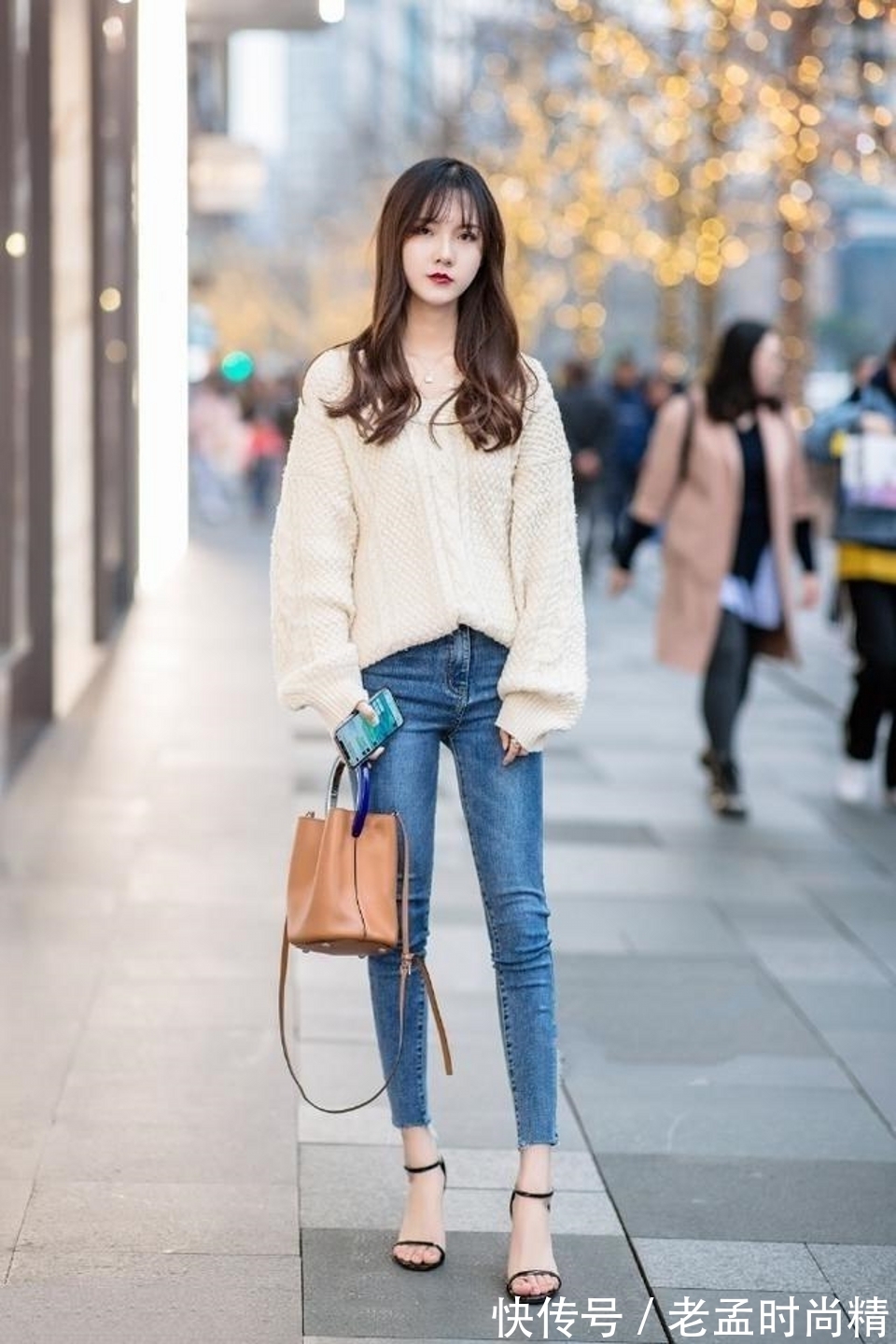 毛线衫|路人街拍,白色的毛线衫搭配蓝色牛仔裤,尽显玲珑身姿