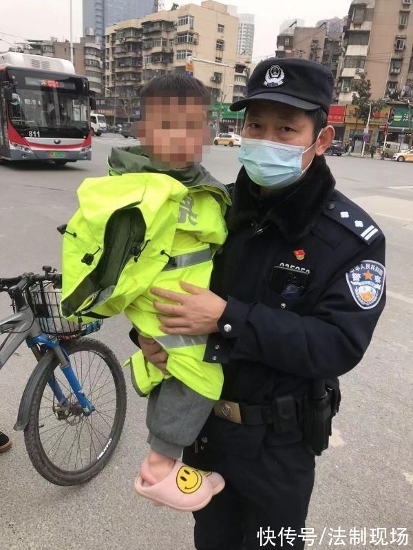 民警|看所有幼儿园都眼熟?3岁小朋友溜出幼儿园找妈妈懵了!