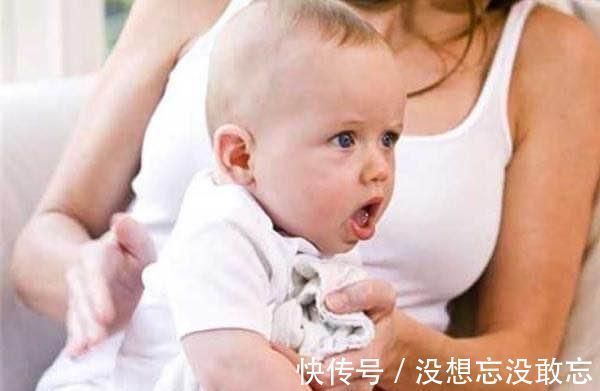 朋友圈|朋友圈晒孩子伸懒腰萌照,二胎妈妈评论了一句话,没想到救了娃