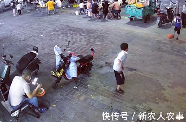 家长|俩熊孩子在马路上玩球，精准踢翻父亲的饭碗，网友：家长需要反思