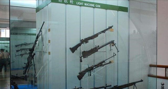 老人|80年代老人到博物馆参观,在展台前沉默许久,突然坐地上哭成泪人