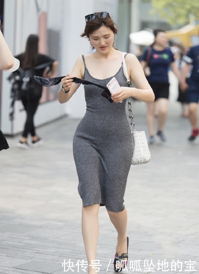 吊带针织浅灰裙,搭配时尚大墨镜,气质迷人