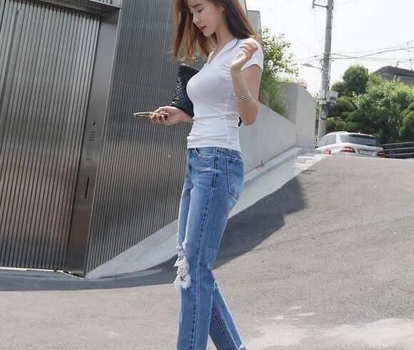 绽放青春的牛仔裤美女，展现出自信的女人味