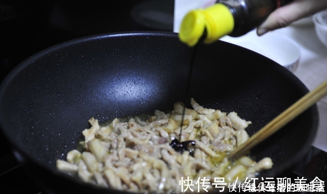 炒蒜苔时,有人焯水有人直接炒,都不对,教你一招,蒜苔又脆又绿