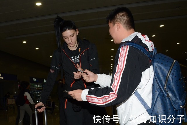 瓦基弗银行|明争暗斗!美国女排奥运冠军主攻转投劲敌,博斯迎俄超重炮手相助