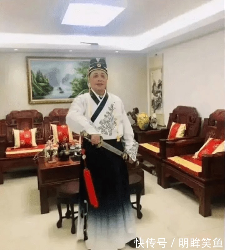 |搞笑GIF趣图:妹子天生力气大,一出场就把小伙子的活都抢了