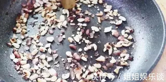 红糖水|糯米粉最好吃的做法，开水一烫，大刀一切，全家人都有爱吃
