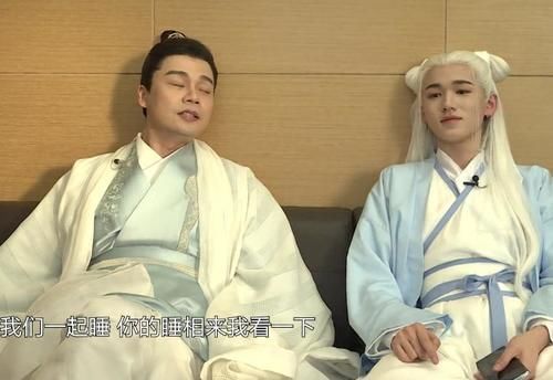 睡姿|宋亚轩和老师讲话累到睡着,睡姿慵懒还流哈喇子,是对老师最大的尊重