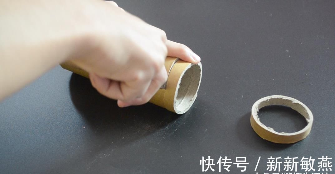 纸筒粘在旧衣架上面, 很多人不知道有啥用, 看完你会感谢我的