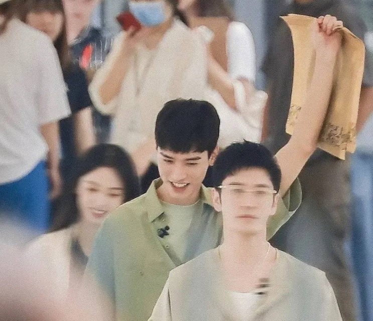 围裙|《中餐厅》龚俊录制剧透，戴围裙做饭太养眼，网友们纷纷表示期待节目