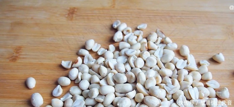 花生里放勺黑芝麻,酒店一碗38,在家做只花6元,香甜软糯好吃