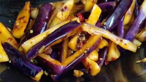 小米辣|夏天要常吃茄子,教你一个下饭做法,我家一周吃3回,实在太香了