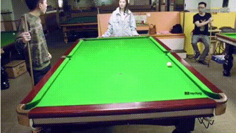 |搞笑GIF：只要一聚会，公司女同事全变了