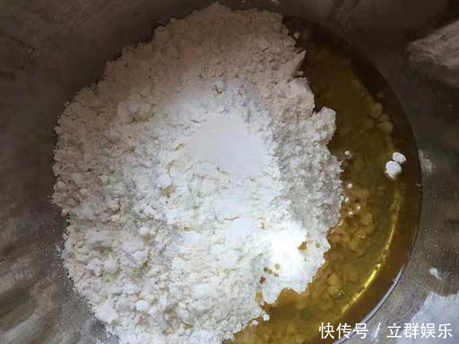 早餐饼最好吃又简单做法,1碗面粉,开水一烫,15分钟做好出锅
