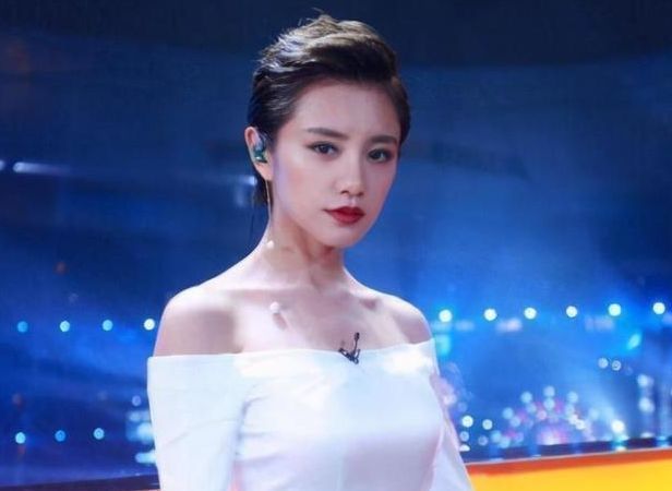 知名女主持现场失误,少穿一件衣服,张国立硬是60分钟没转头!