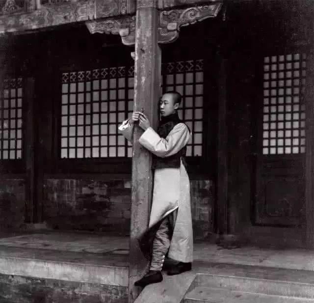 老照片|溥仪被逐出紫禁城的老照片，凌乱的龙床，行李拉了80多箱